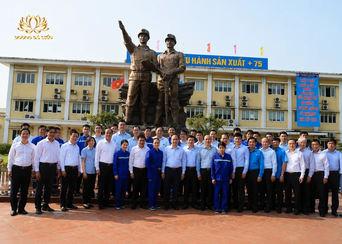 Đội ngũ nhân viên chụp hình với tượng đồng đã được thi công hoàn thiện
